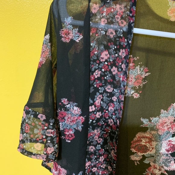 Maurices Black Floral Kimono Size S/M  NWOT - Picture 5 of 5